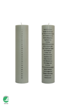 Svanemærket kalenderlys fra Specktrum i farven sage med 24 øjeblikke af selvforkælelse på hvid baggrund.