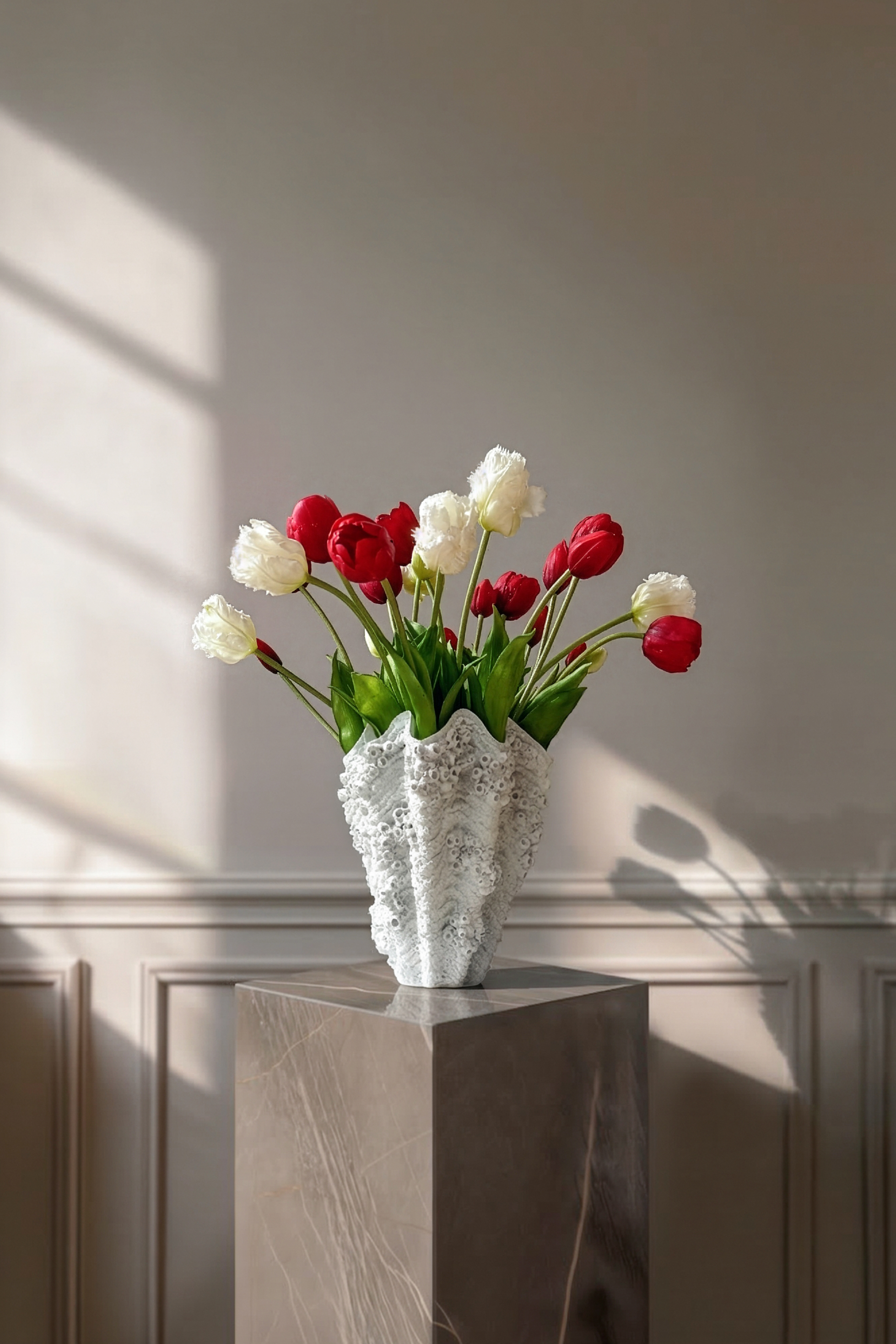 Buket af kunstige tulipaner i rød og hvid fra Specktrum.