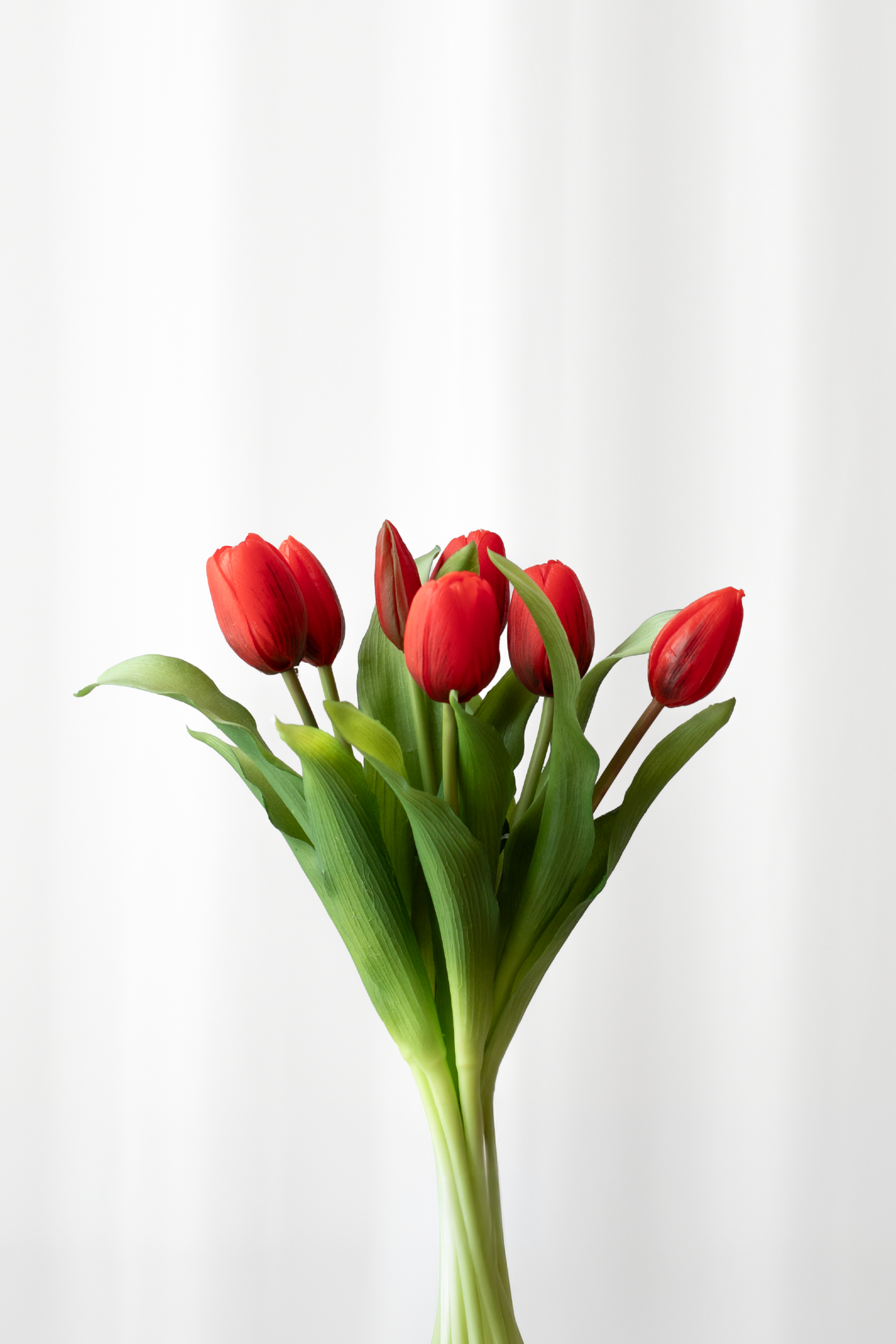 Tulipanbundt af kunstige blomster med naturtro detaljer fra Specktrum. Røde tulipaner i et bundt med 7 stilke.