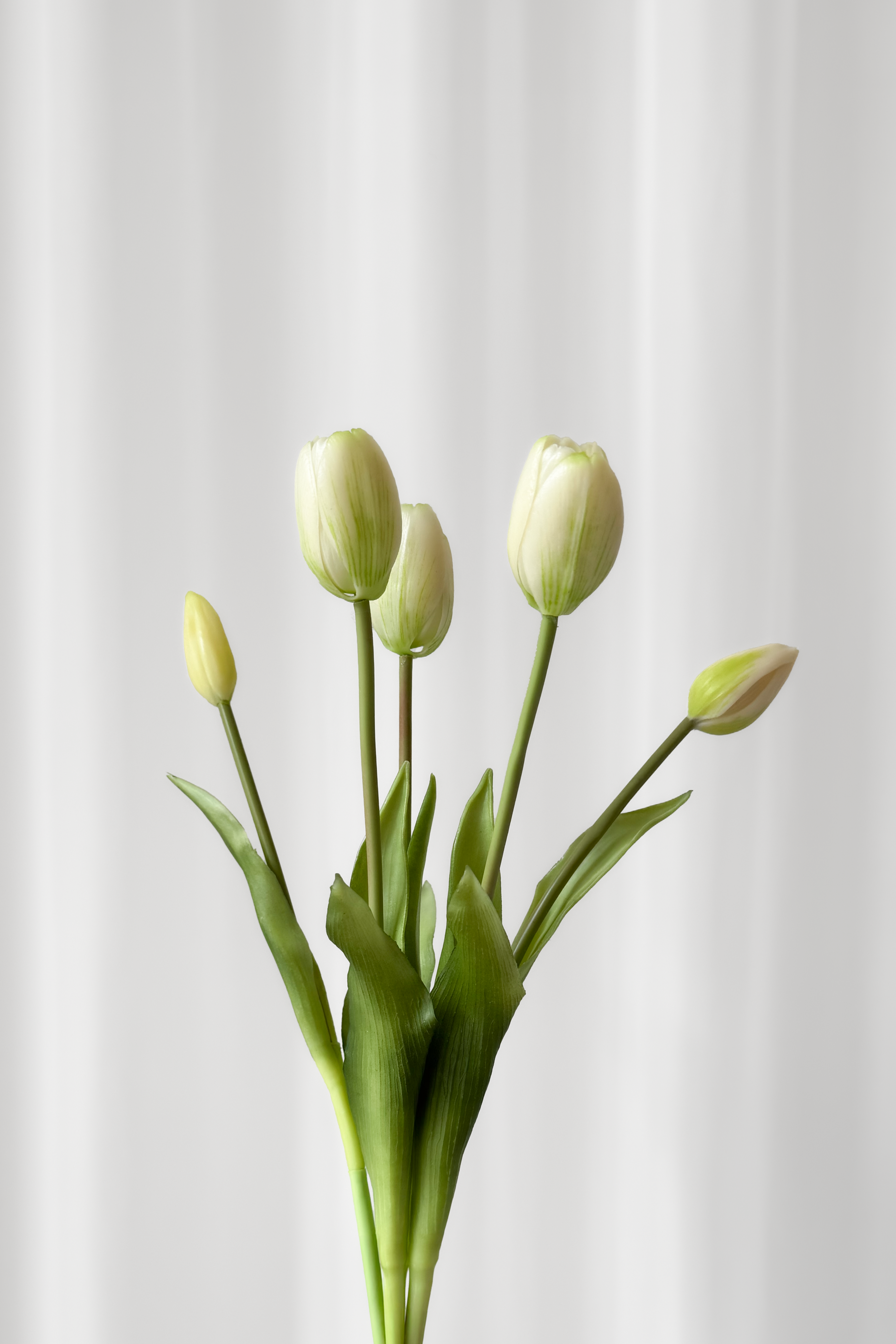 Kunstige tulipaner i bundt i hvid.