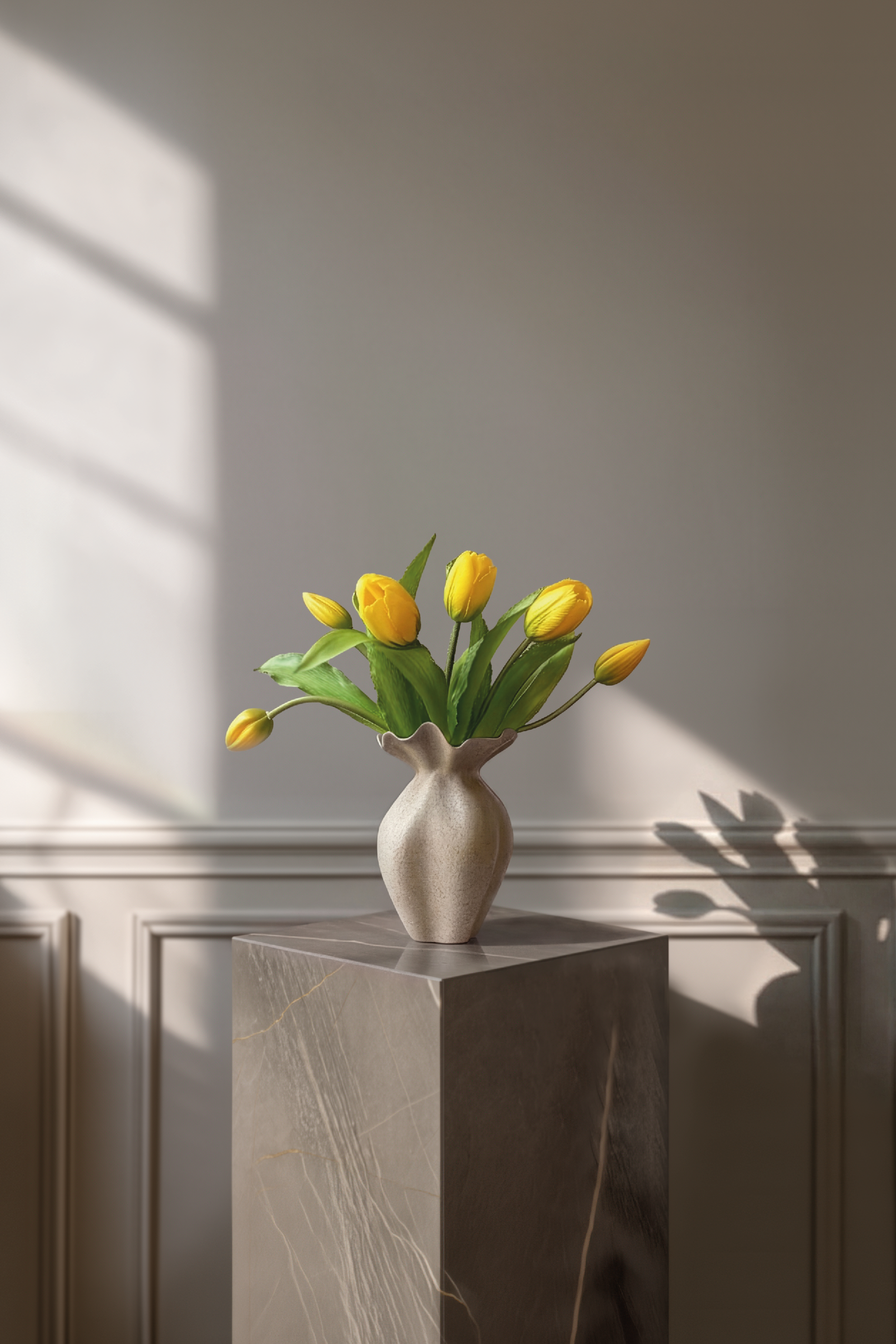 Lille kunstigt tulipanbundt med gule tulipaner. Blomsterne ser og føles naturtro. Tulipanerne er stylet i Nellie vasen fra Specktrum.