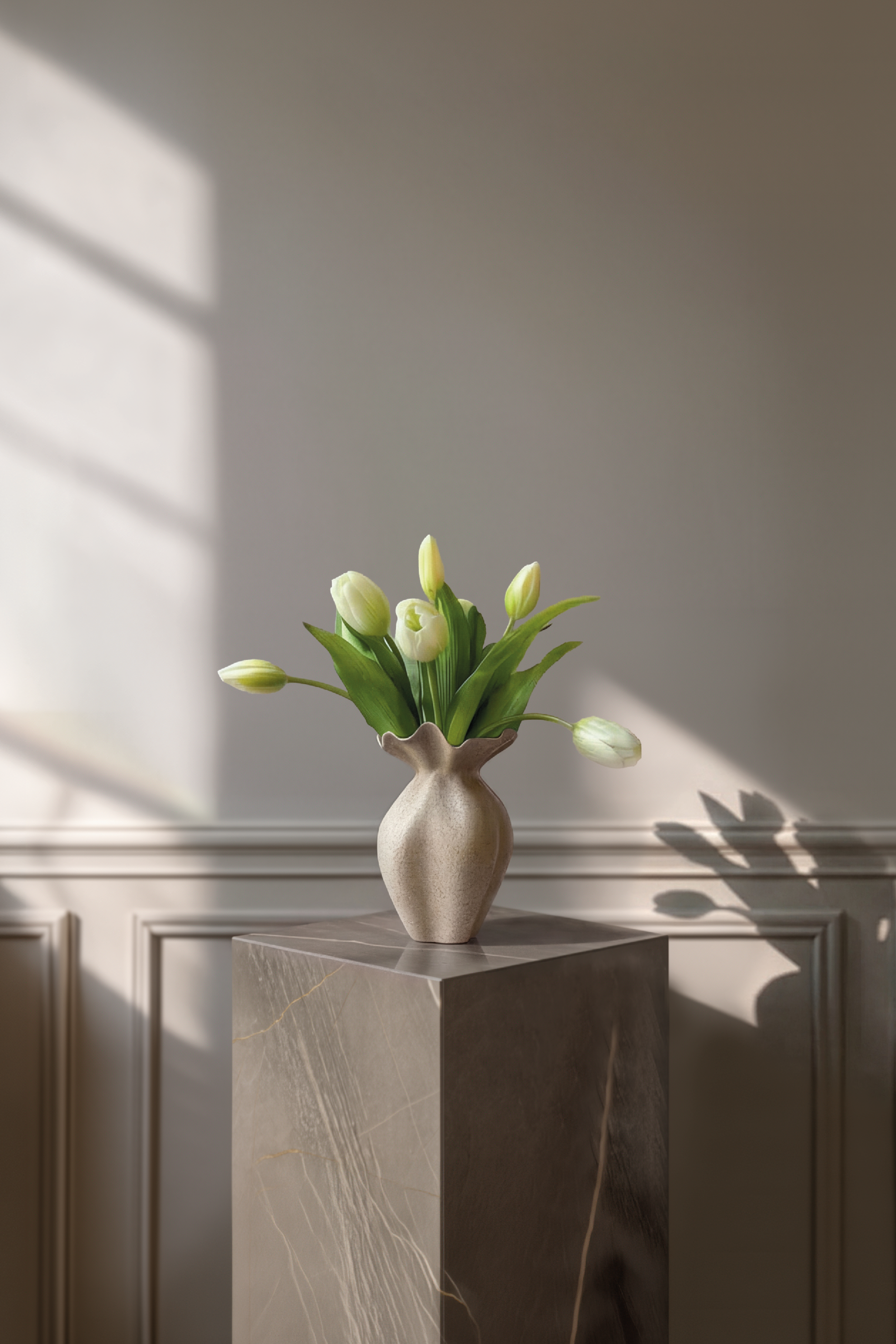 Hvide tulipaner stylet i lille keramikvase fra Specktrum. Kunstige tulipaner med naturtro detaljer.