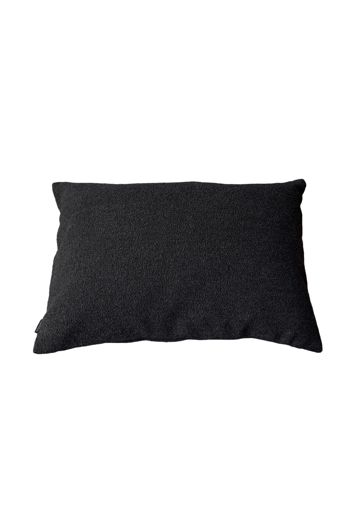 Mellem størrelse pude i mørkegrå boucle i 40x60 cm.
