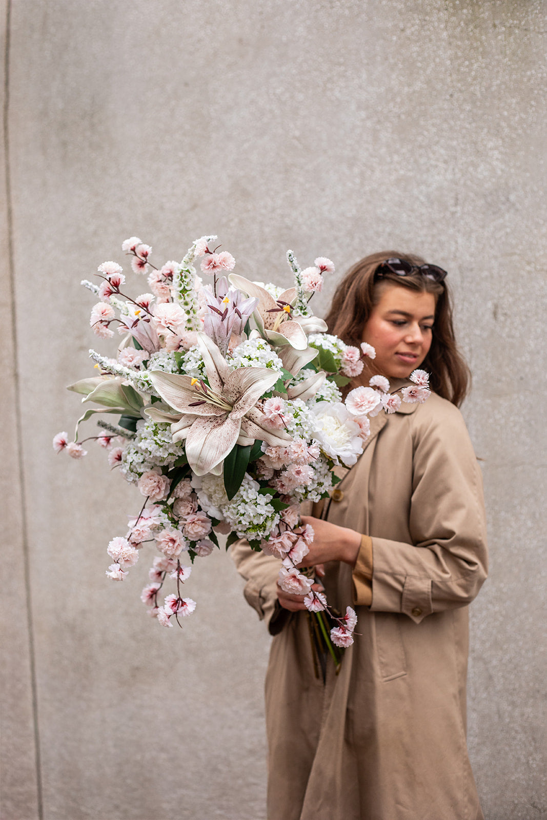 stor buket med kunstige blomster fra specktrum. indeholder store hvide liljer