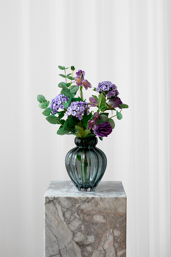 lilla kunstige hortensia fra specktrum med eukalyptus grene