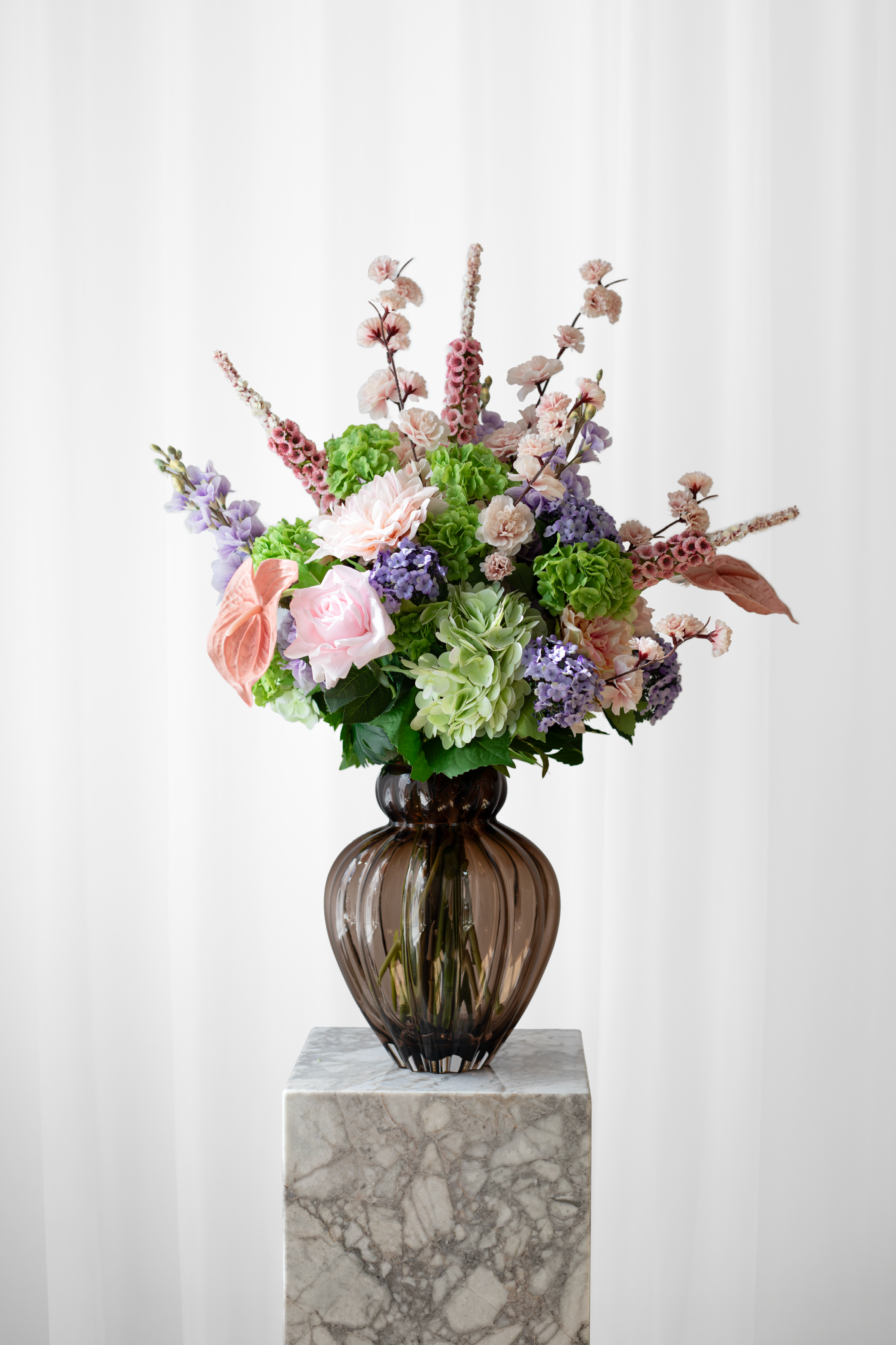 kunstig blomsterbuket fra specktrum med lilla og lyserøde farver
