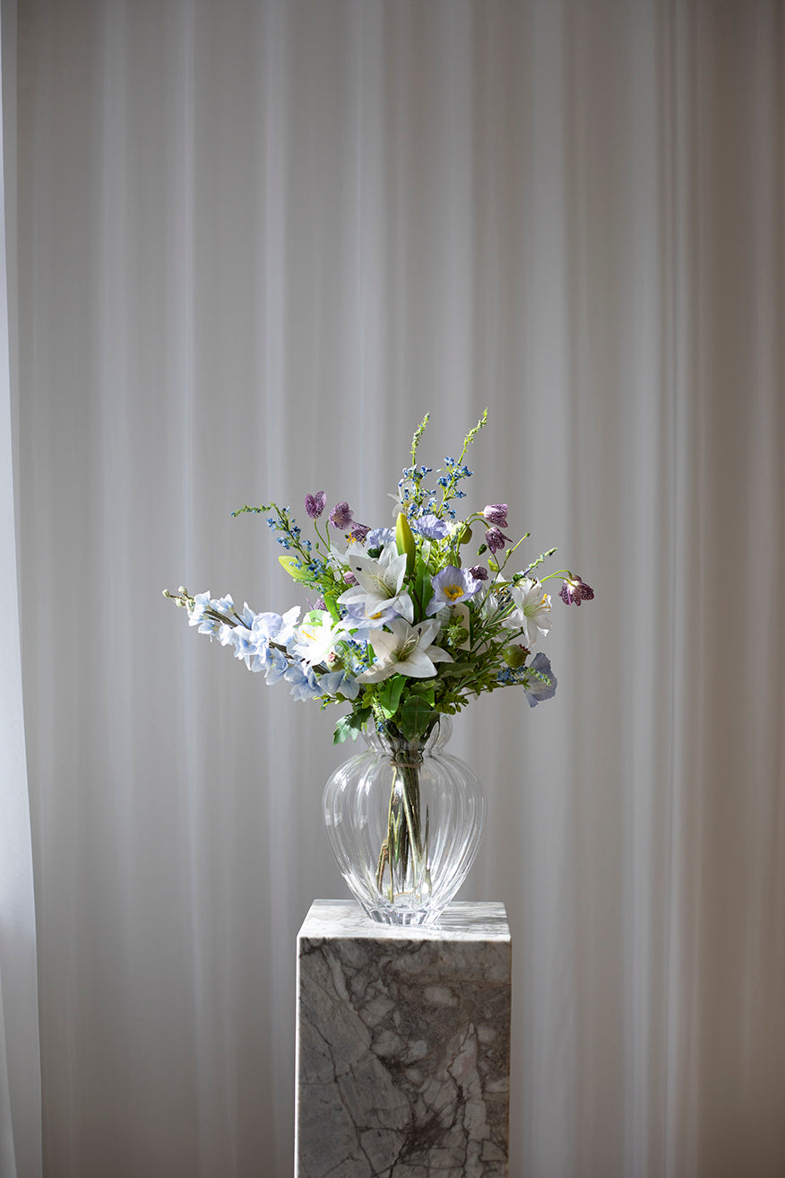 stor kunstig blomsterbuket fra specktrum. Indeholder hvide liljer og blå valmuer