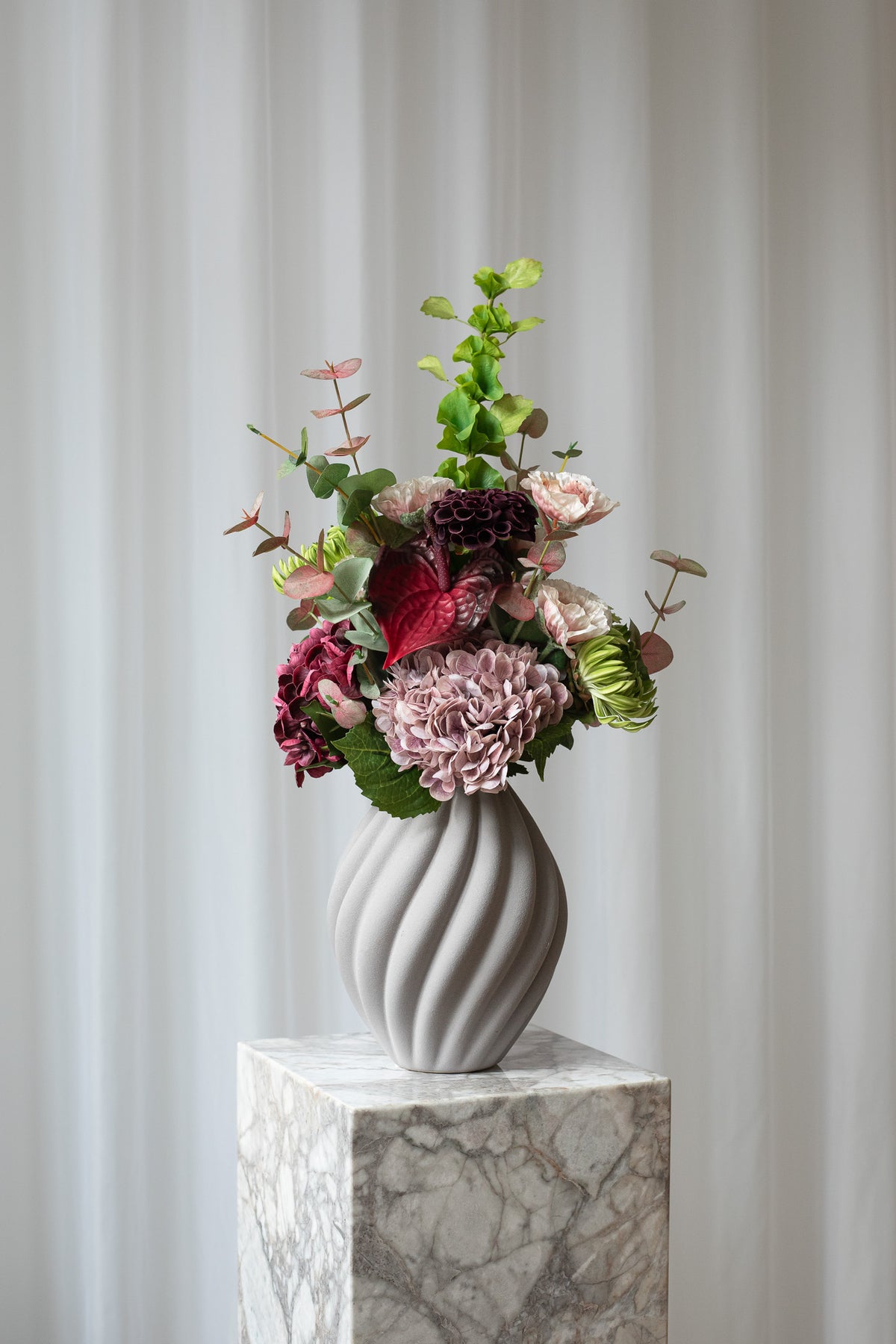 smuk kunstig buket sammensat af hortensia og dahliablomster