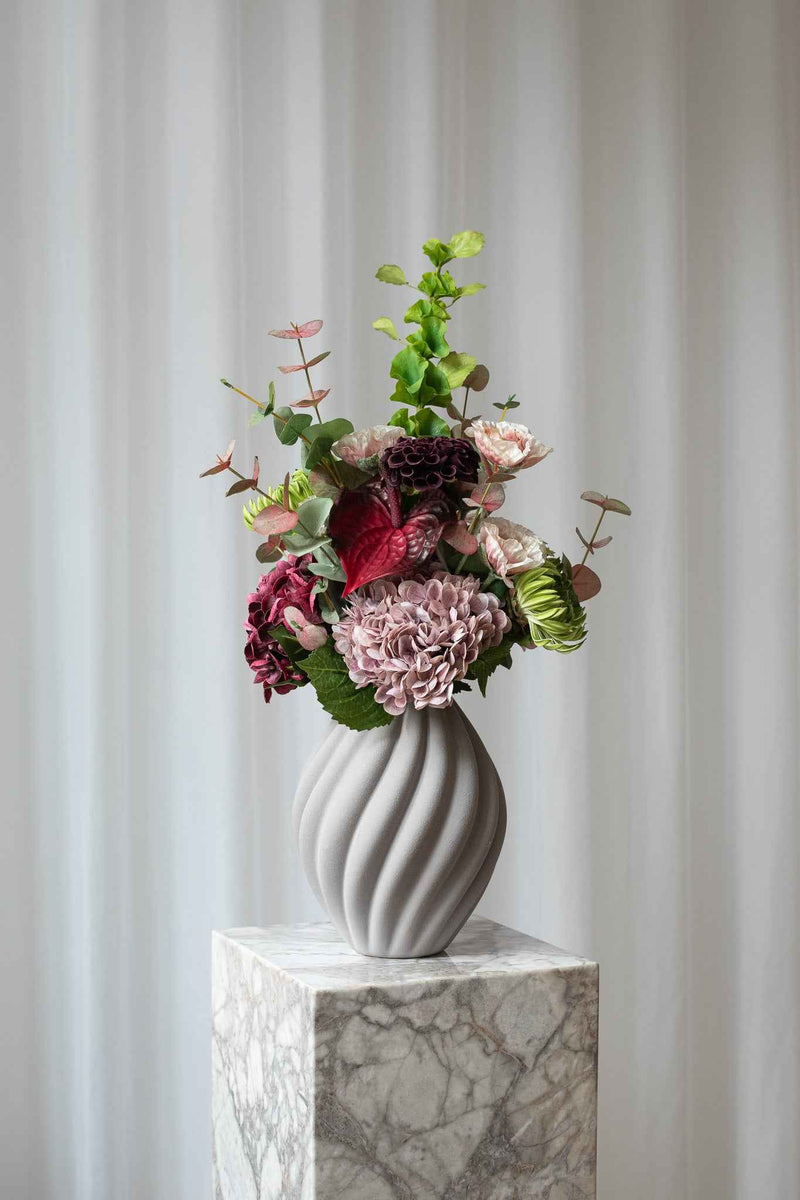 smuk kunstig buket sammensat af hortensia og dahliablomster