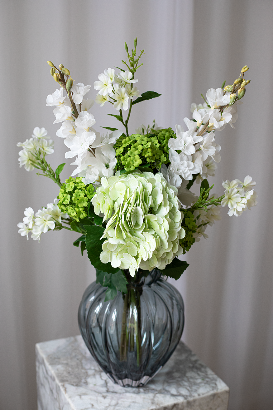 kunstig buket designet af specktrum med grønne hortensia og hvide consolida