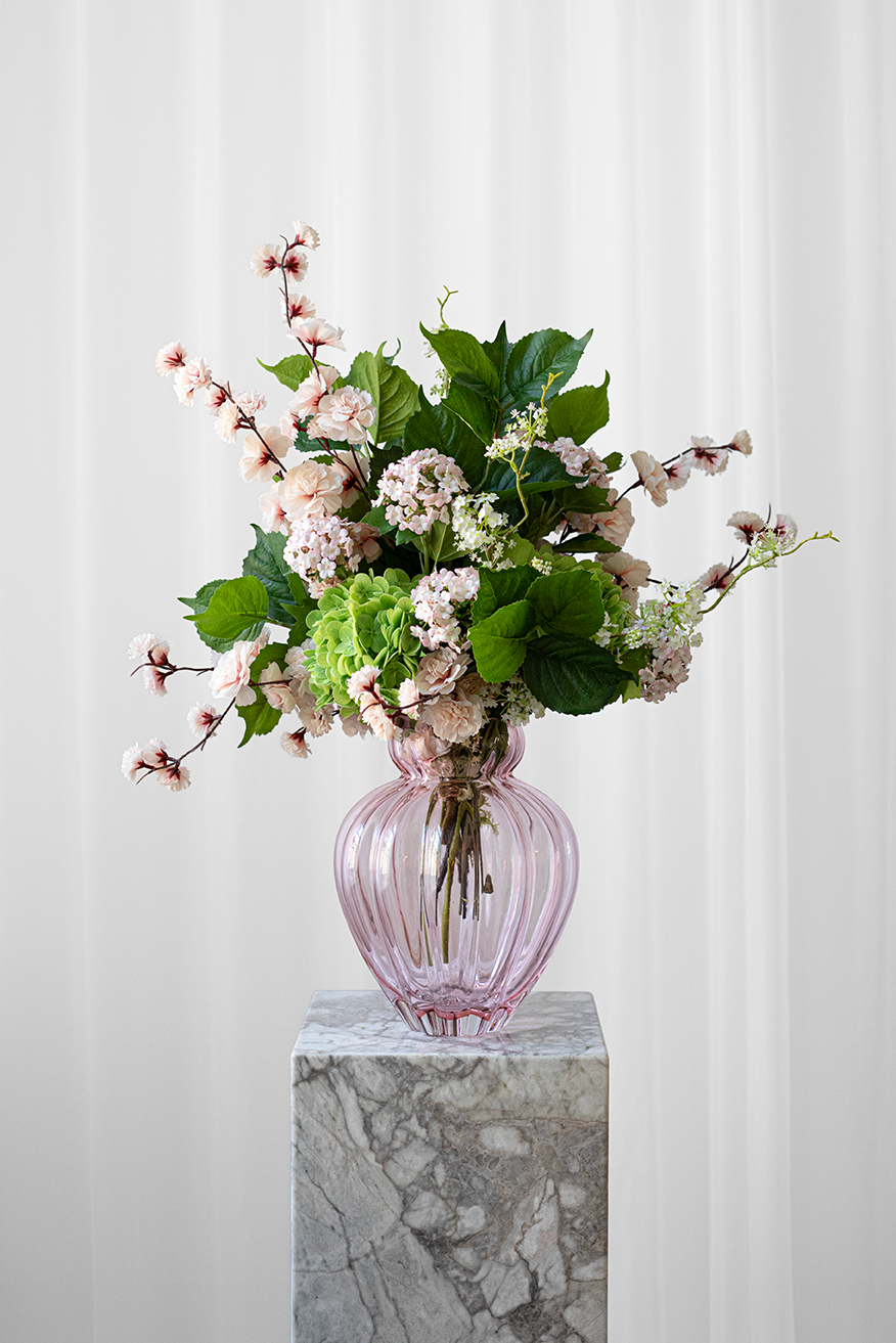kunstig buket fra specktrum med grønne hortensia og rosa kirsebærblomster
