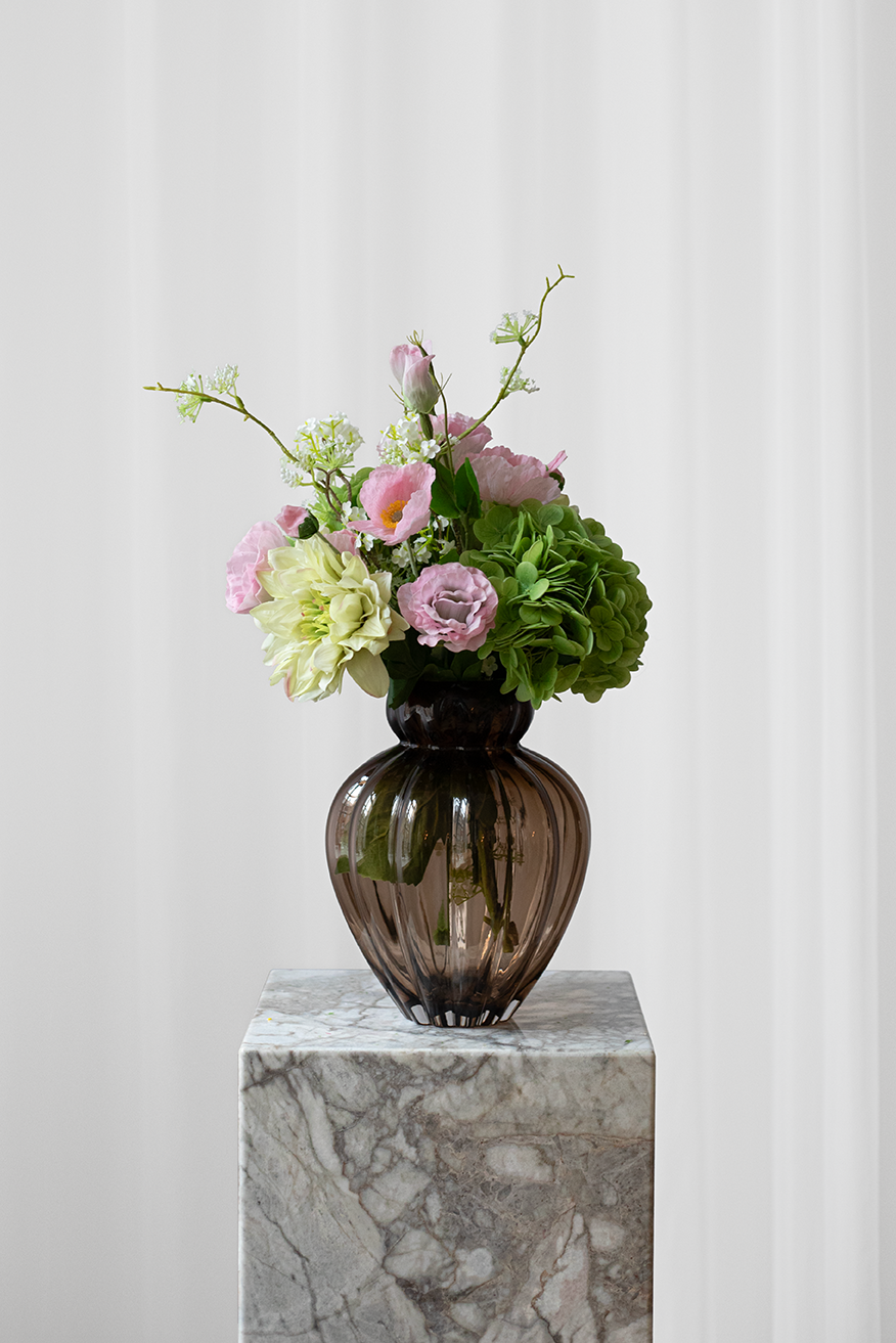 kunstig buket fra specktrum med lyserøde valmyer, grøn dahlia blomster og grønne hortensia.