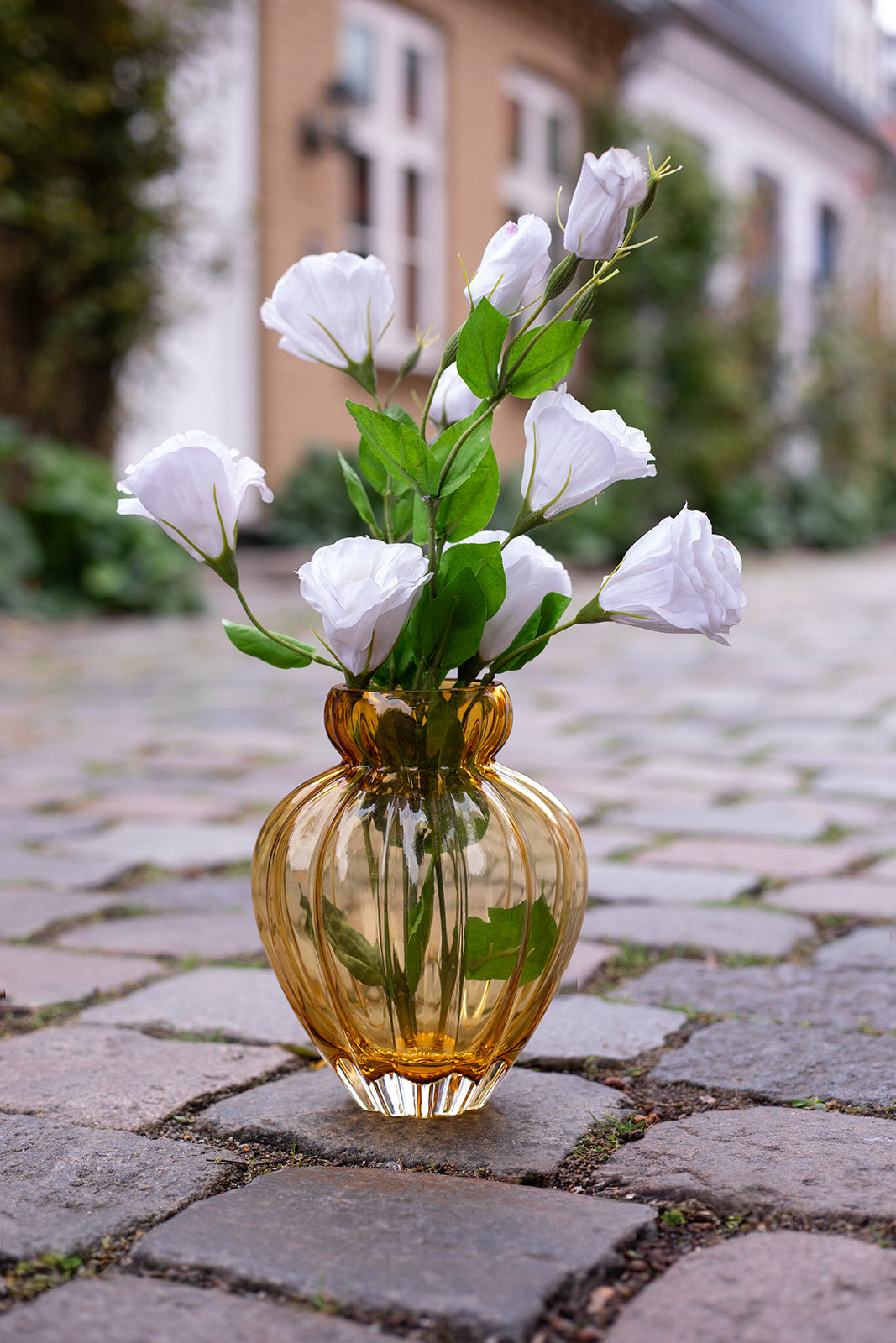 lille glas vase fra specktrum med kunstige blomster