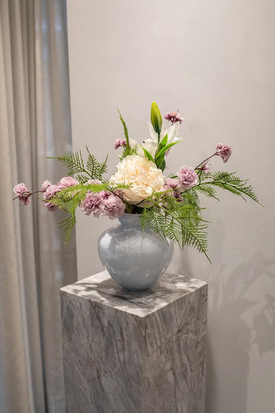 Kunstige blomster.
Buketten er stylet i Matteo vase i farven sky blue.
Buketten indeholder: 
2 x Green Fern branch
1 x Purple Cherry Blossom Branch
1 x White Lily small
1 x Creme Peony