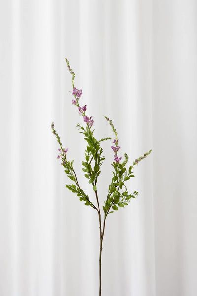 Video af Naturtro kunstig sage gren med lilla/pink blomster og grønne blade med høj detaljegrad.