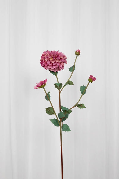 Video af Kunstig dahlia blomst i pink med grønne grene. 