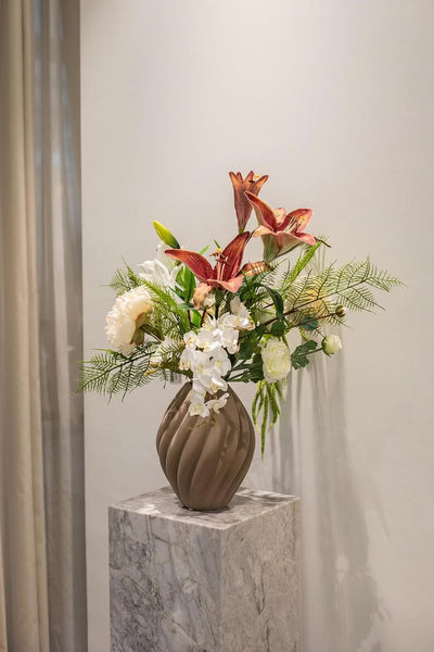 Video af Kunstig buket stylet i en brun flora vase fra Specktrum.