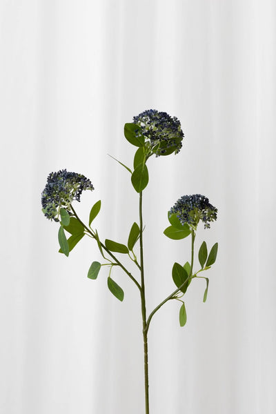 Video af Naturtro kunstig bærgren med tre hoveder med blå blomster og grønne blade med høj detaljegrad. Naturtro blomster til konkurrencedygtige priser.