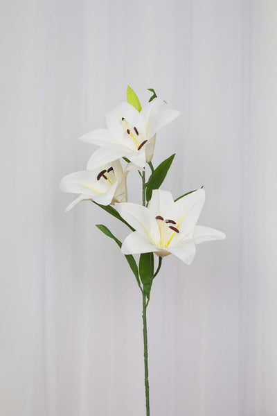 Video af Stor kunstig hvid lilje med tre blomsterhoveder på.