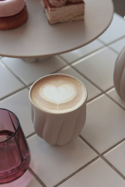 Nellie kop i keramik i sandfarvet