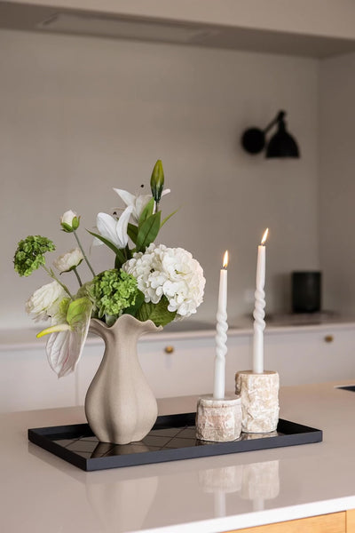 Kunstige blomster.
Buketten er stylet i Nellie vasen i large i farven sand.
Buketten indeholder: 
1 x White Hydrangea
1 x Light Green Hydrangea
1 x White Anthurium
1 x Ranunculus
1 x Green Hydrangea Branch
1 x White Lily small