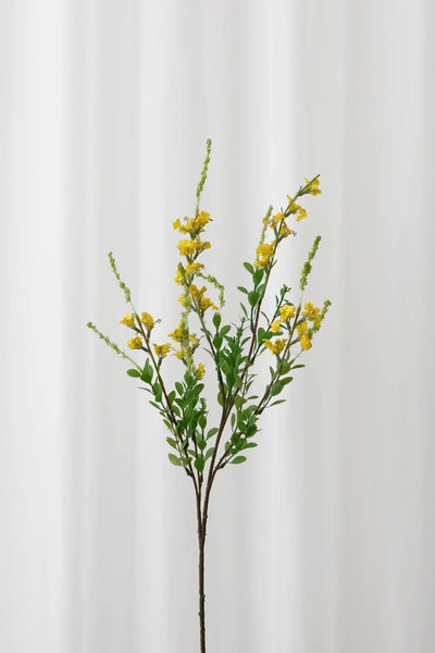 Video Kunstig sage gren i gul med grønne blade og naturtro detaljer og udseende.