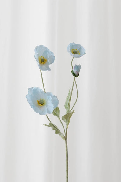 Naturtro kunstig blomst fra Specktrum. Blå valmue med naturtro detaljer til gode priser.