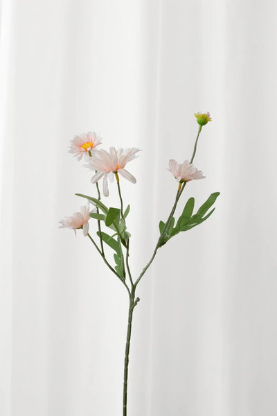 Naturtro kunstig daisy med 5 hoveder fra Specktrum. Pink blomster og grønne blade med høj detaljegrad. 