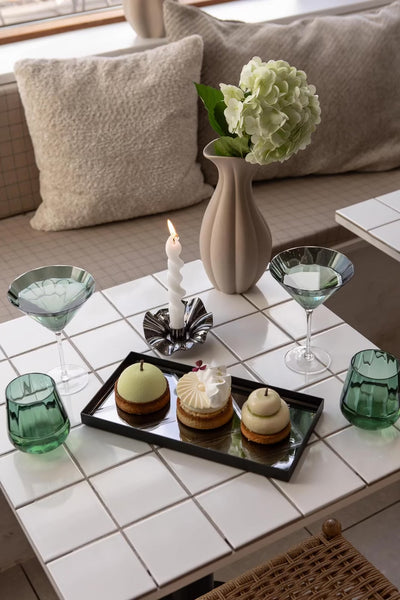 Meadow martini glas fra Specktrum i grøn i en stemningsfuld opdækning.