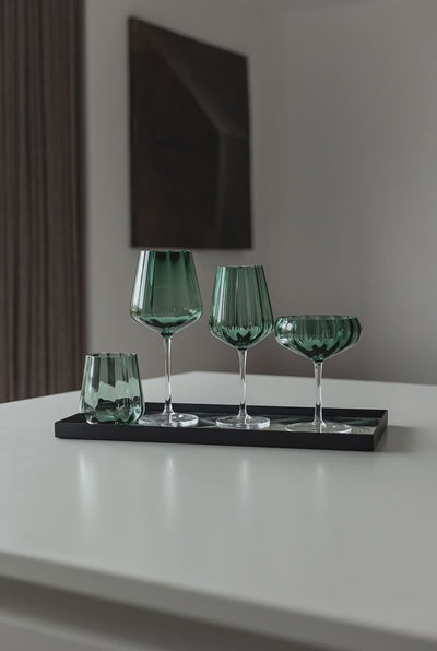 Meadow cocktail glas i grøn sammen med Meadow hvidvinsglas, rødvinsglas og meadow drikkeglas i grøn.