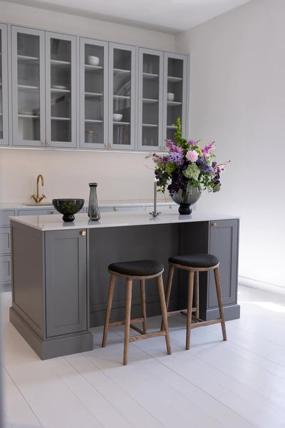 Video af Nohr Barstol - Brunolieret Eg | Sort Bouclé ved en køkkenø.