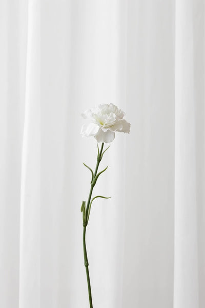 Naturtro kunstig nellike i hvid fra Specktrum.