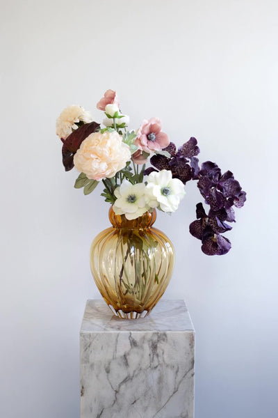Kunstige blomster sammensat til buket. Buketten er stylet i den mundblæste Audrey vase i large.
Buketten indeholder følgende: 
1 x white poppy 
1 x rose poppy 
1 x burgundy anthurium
1 x burgundy orchid (7 heads) 
1 x cream peony 
1 x cream dahlia
1 x white ranunculus 