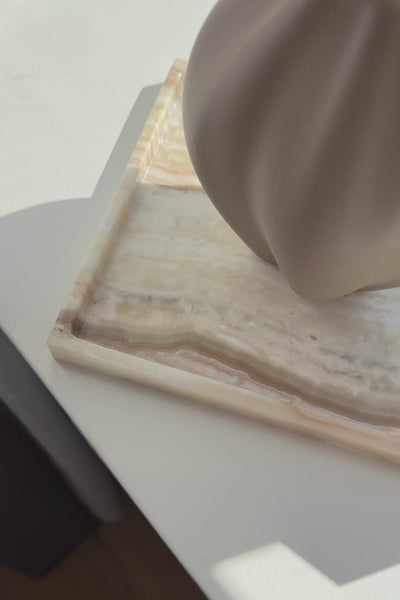 Video af phantom marmorbakke i farven tornoda, der står i en vindueskarm.