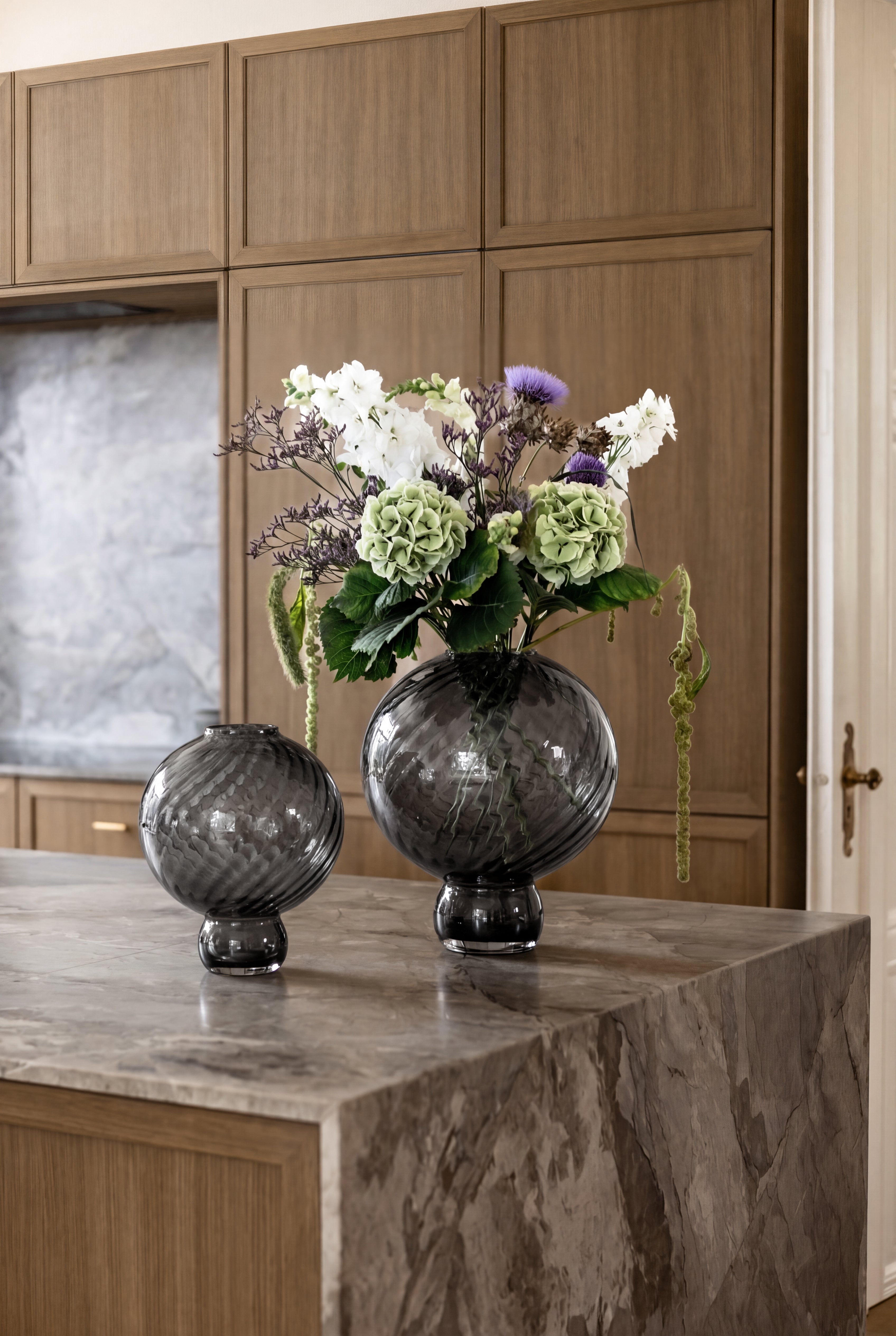 Meadow Swirl Vase - Grå | Mellem